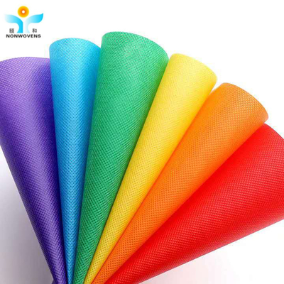 Sản xuất vải không dệt PP với nhiều màu sắc khác nhau cho các sản phẩm bảo vệ dùng một lần
